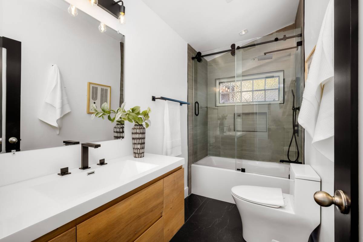Transformez votre salle de bains en espace élégant grâce aux solutions sur mesure
